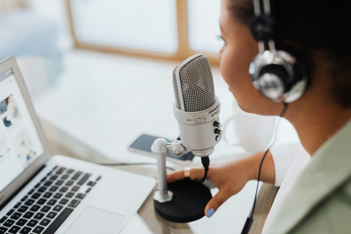 Human vs AI audio: Quality, cost, and time comparison
